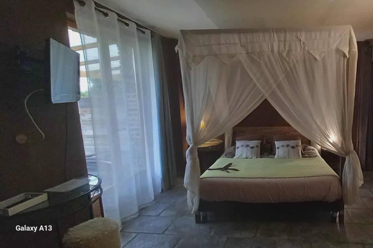 Chambre Double (Crusoe) | 1 chambre, chambres insonorisées, Wi-Fi gratuit, draps fournis