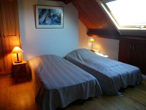 5 bedrooms, free WiFi - House with sea view 200m from beach, with terrace (Le Palais)