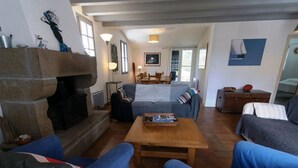 Living area - Independent house with beautiful garden near Le Palais (Le Palais)