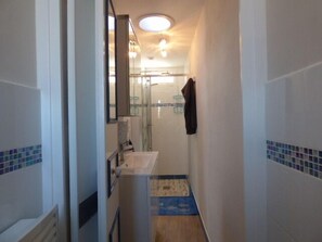 Dusche, Haartrockner, HandtĂŒcher, Toilettenpapier
