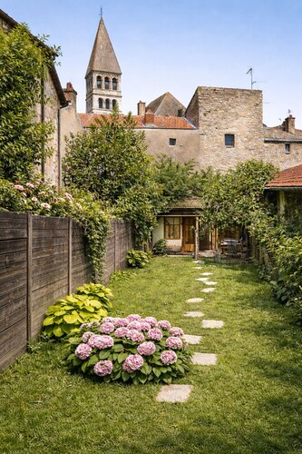 Large house historic center Tournus - Walled garden - 12 people - Near A6