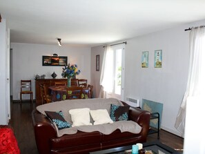 TV - Charming and spacious house near the beach in Locmaria (Locmaria)