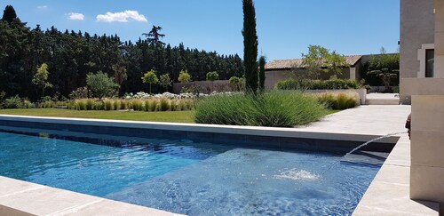 Zeitgenössisches provenzalisches Bauernhaus in der Nähe von Avignon und St Rémy de Provence, Alpilles