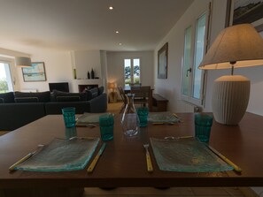 TV, fireplace - Modern 4-bedroom home, sea view, garden, 8 ppl (Locmaria)