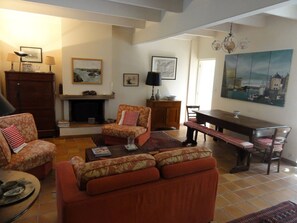 TV, fireplace