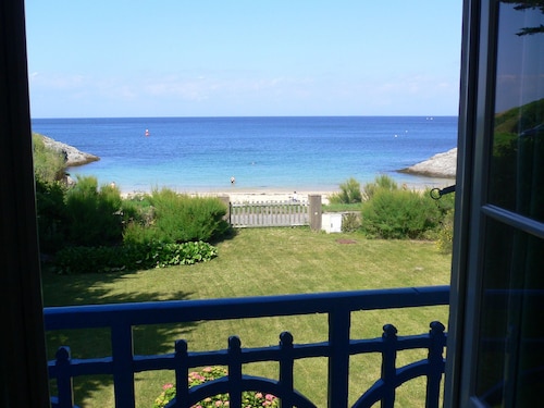 House with garden and direct beach access in Le Palais