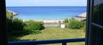 House with garden and direct beach access in Le Palais