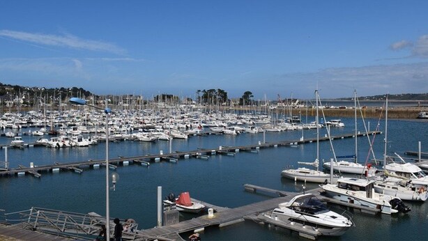 Un port de plaisance où de nombreux bateaux sont amarrés aux quais.