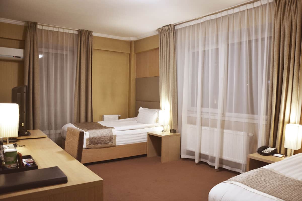 Een minibar, een kluis op de kamer, een bureau, verduisterende gordijnen