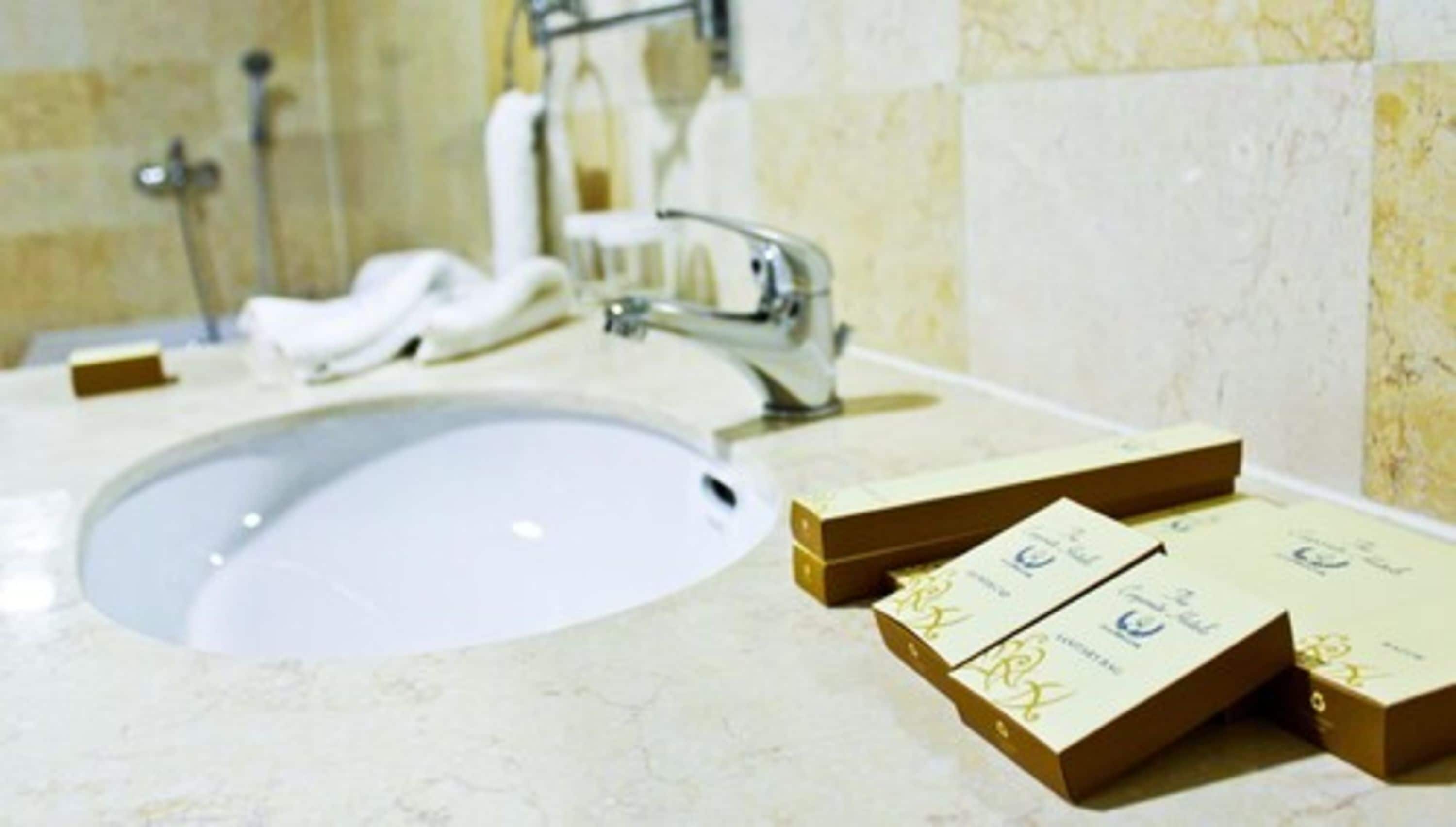 standard double room | bathroom | free toiletries, hair dryer, bathrobes, slippers