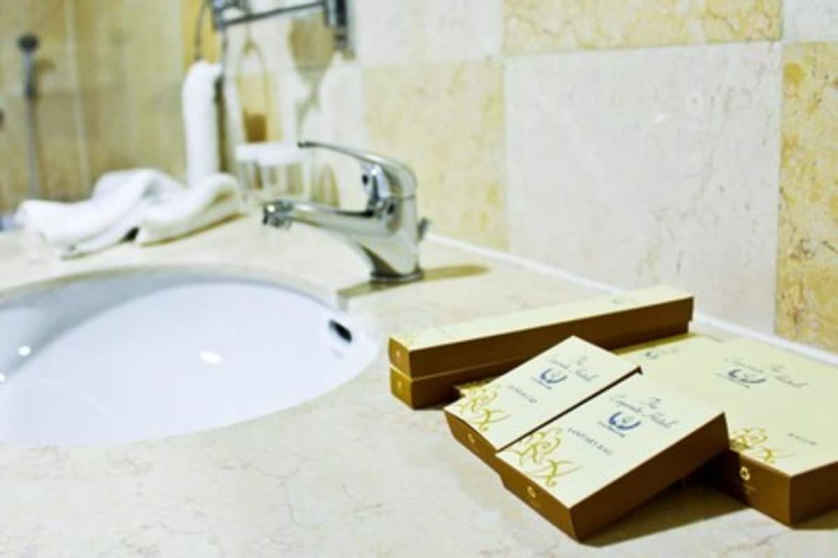 standard double room | bathroom | free toiletries, hair dryer, bathrobes, slippers