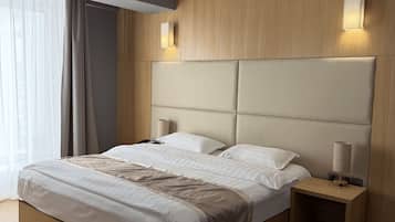 迷你吧、房內夾萬、書桌、遮光窗簾/窗簾