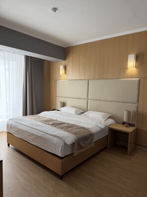 Minibar, Zimmersafe, Schreibtisch, Verdunkelungsvorhänge