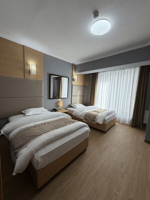 Habitación estándar con 2 camas individuales, 1 habitación | Minibar, caja fuerte, escritorio y cortinas opacas