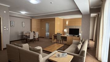 Míníbar, öryggishólf í herbergi, skrifborð, myrkratjöld/-gardínur