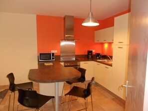 Een koelkast, een magnetron, een oven, een vaatwasser