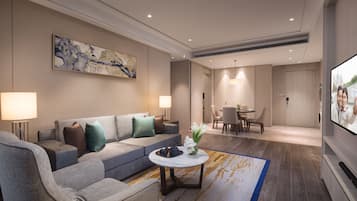 Cubrecamas, caja de seguridad en la habitación y escritorio