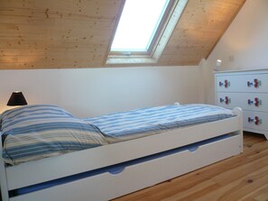 4 bedrooms - Spacious modern house near beaches, 4 bedrooms, up to 8 people (Bangor)