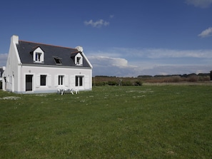 Exterior - Spacious modern house near beaches, 4 bedrooms, up to 8 people (Bangor)