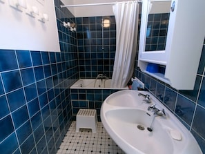 Bathroom - Quiet house, 800m from beach, near shops (Le Palais)