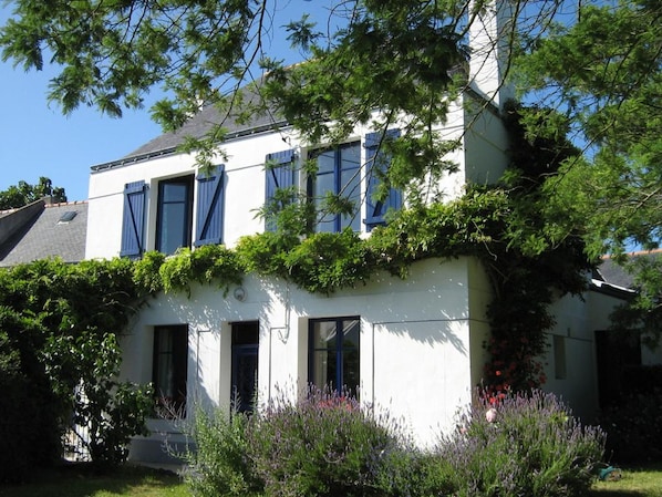 Exterior - Quiet house, 800m from beach, near shops (Le Palais)