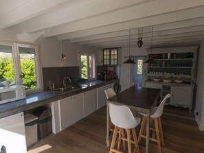 Een koelkast, een magnetron, een vaatwasser