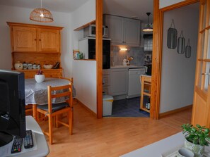 Fridge, oven, dishwasher, coffee/tea maker