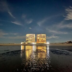Accommodatie ligt op het strand, ligstoelen, strandlakens