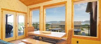 Close to Shakes with Amazing Views of the Lake!
