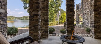 4BR Luxury Lakefront, big view, Private boatslip, pool table, 15 min Clemson!