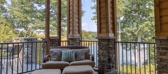 Lakefront Luxury Townhome!  15 minuuttia Clemsonille! Biljardipöytä, pingispöytä.