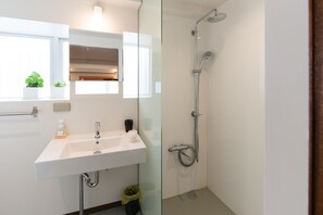 Zimmer (DUGONG) | Dusche im Bad