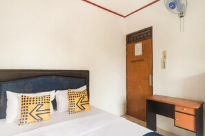 Desk, free WiFi - FAI Bogor Backpacker (Bogor)