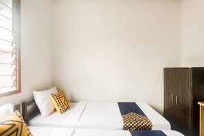 Desk, free WiFi - FAI Bogor Backpacker (Bogor)