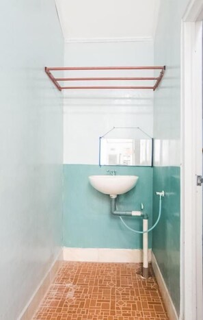 Shower, free toiletries - FAI Bogor Backpacker (Bogor)