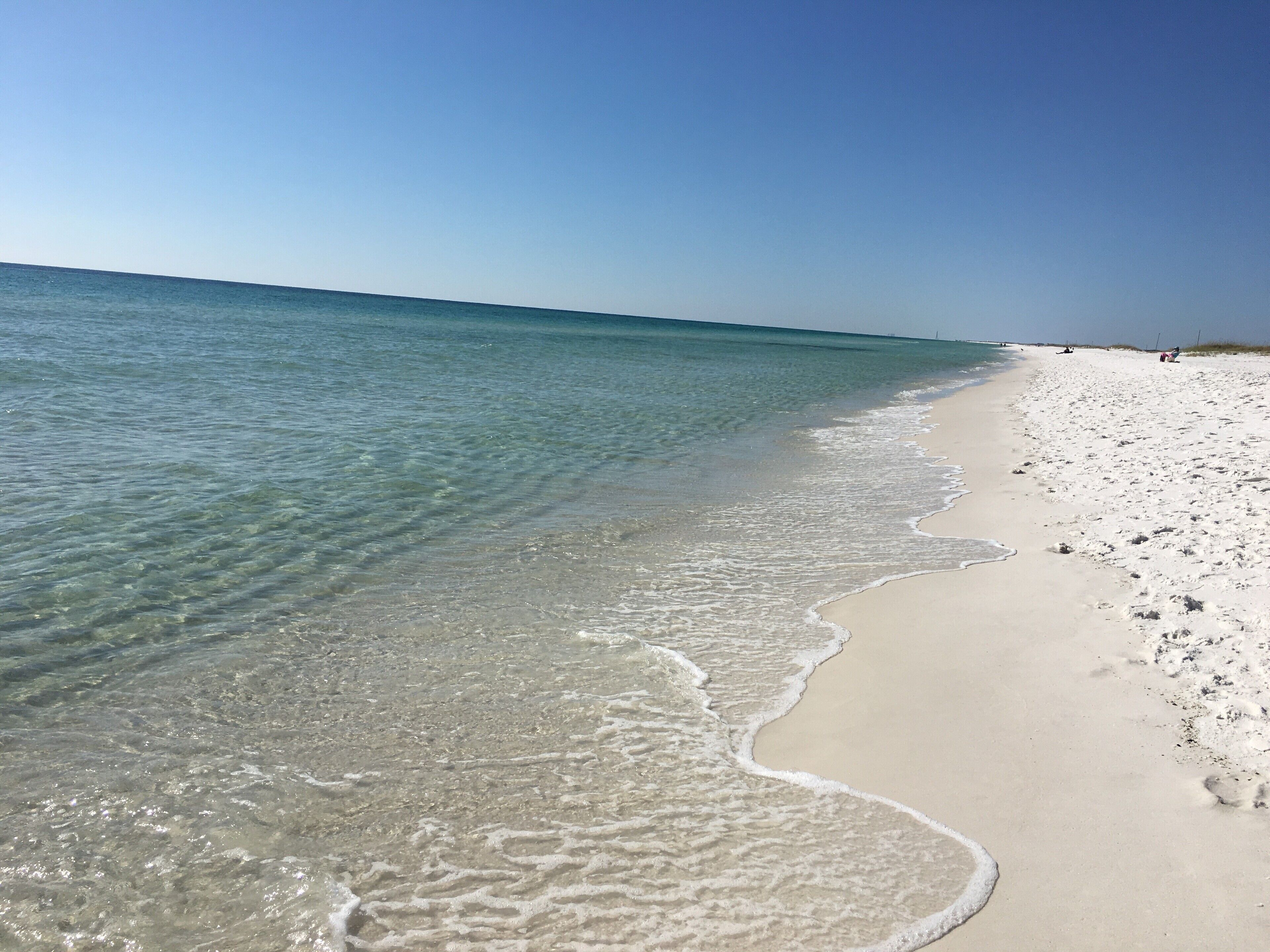 På stranden, solstolar och strandhanddukar