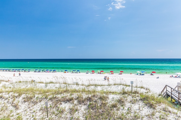 Plage, chaises longues, serviettes de plage