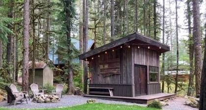 3. Knotty Lodge – Reclaimed Timber Charm Meets Modern Comfort near Mt. Baker
