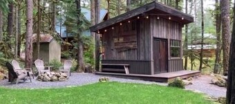 3. Knotty Lodge – Reclaimed Timber Charm Meets Modern Comfort near Mt. Baker