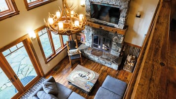 TV connectée, cheminée, lecteur de DVD, livres