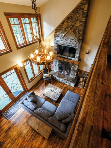 Knotty Lodge – Rustic Charm + Modern Comfort near Mt. Baker, Hot Tub, WiFi