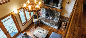 Knotty Lodge – Rustic Charm + Modern Comfort near Mt. Baker, Hot Tub, WiFi