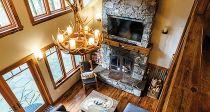 Knotty Lodge – Rustic Charm + Modern Comfort near Mt. Baker, Hot Tub, WiFi