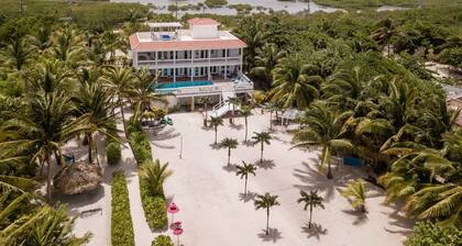 Villa Aurora, mit 2nd Story Pool, Privatstrand und Dock in San Pedro, Belize