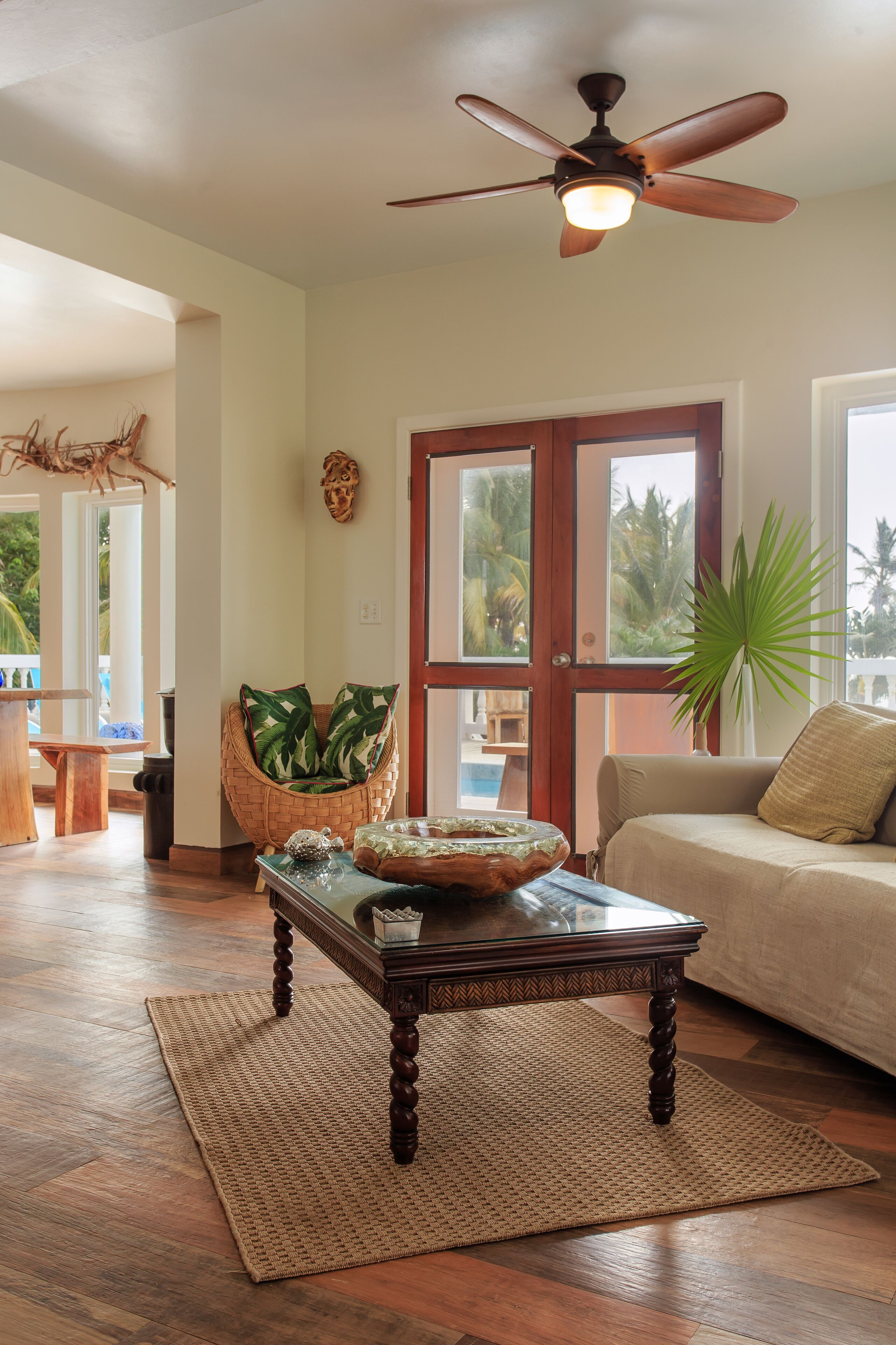 Smart-TV, peis, DVD-spiller og bøker