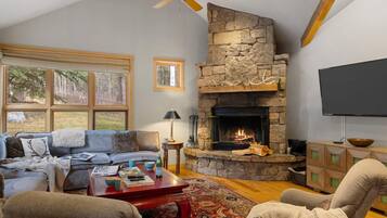 Télévision, cheminée