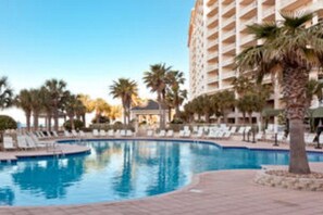 Una piscina cubierta, una piscina climatizada