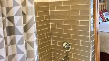 Ensemble douche/baignoire, sèche-cheveux, serviettes fournies, savon