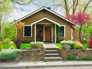 Exterior - Historic Belle Millhouse in Bend, OR. Walk to Downtown.vrbo (Bend)