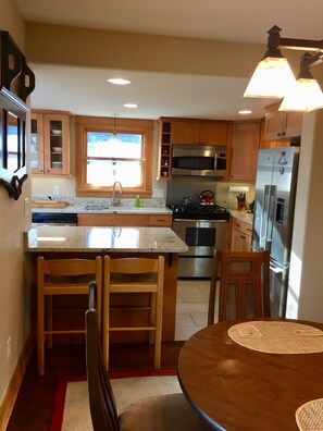 Een koelkast, een microgolfoven, een oven, een kookplaat